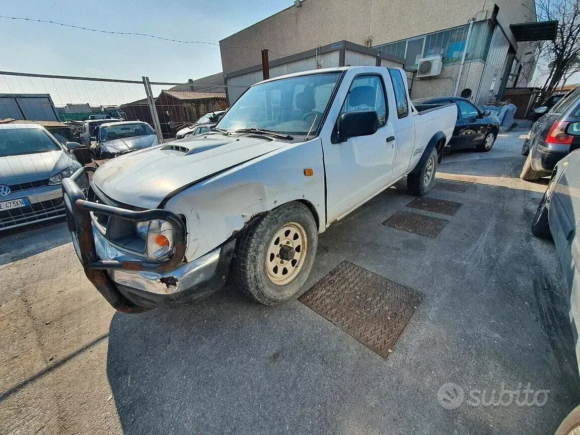 Usata Nissan Navara 104 CV (76 kW) 1999 Bianco Pick-up