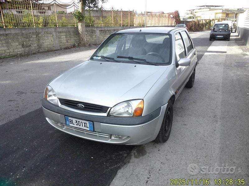 Grigio Usata 2001 Ford Fiesta Ambiente Tre volumi | 500 € - Immagine 1/4
