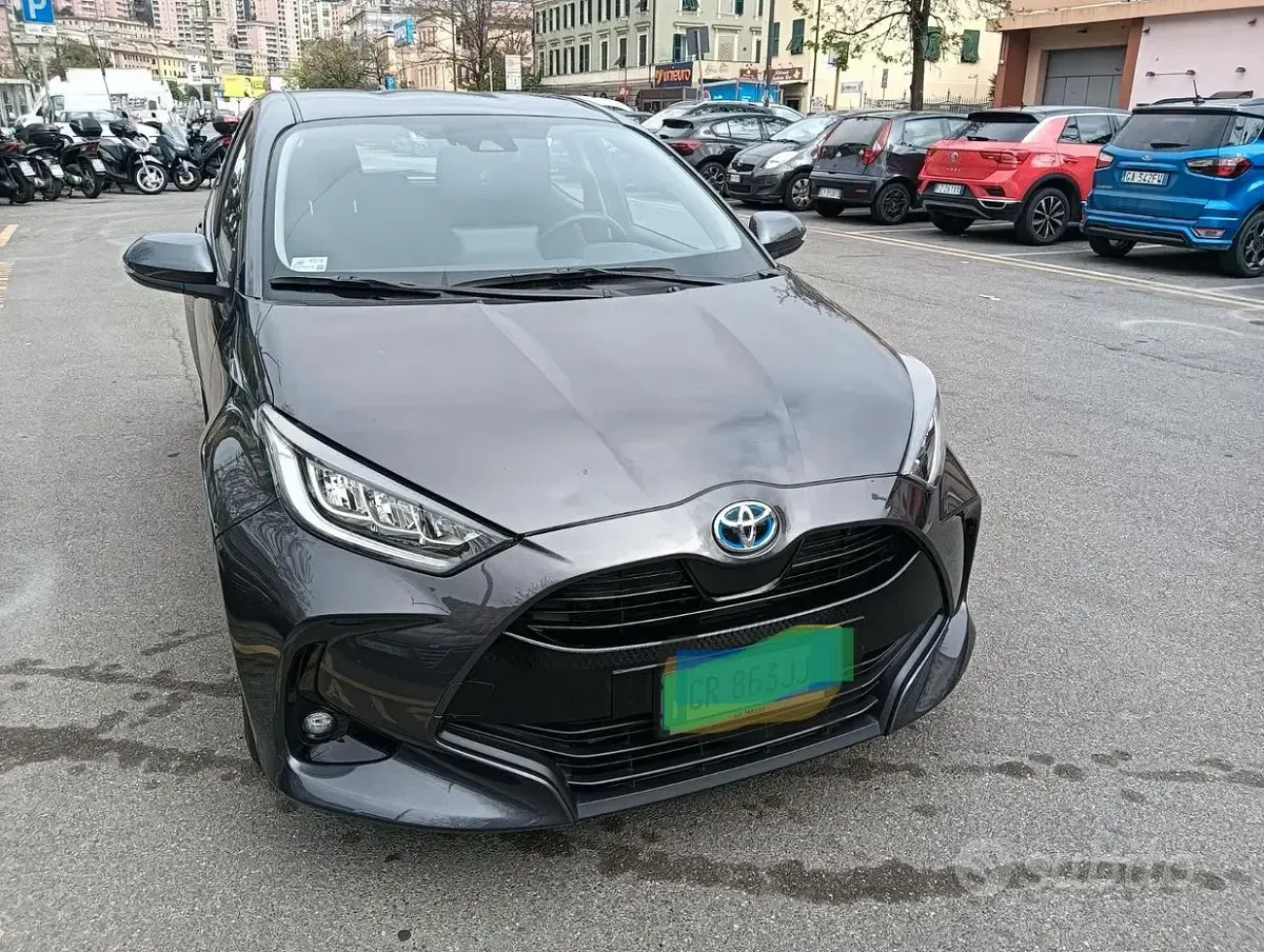 Usata Toyota Yaris 120 CV (88 kW) 2023 Grigio Utilitaria