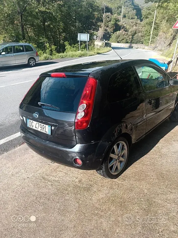 Usata Ford Fiesta 68 CV (50 kW) 2007 Nero Utilitaria