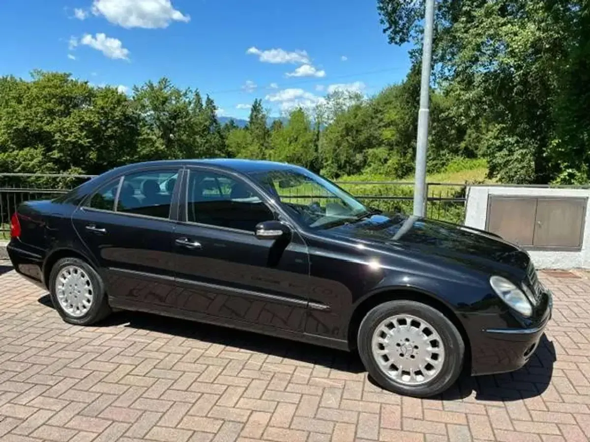 Usata Mercedes E220 Elegance 150 CV (110 kW) 2005 Nero met. Berlina