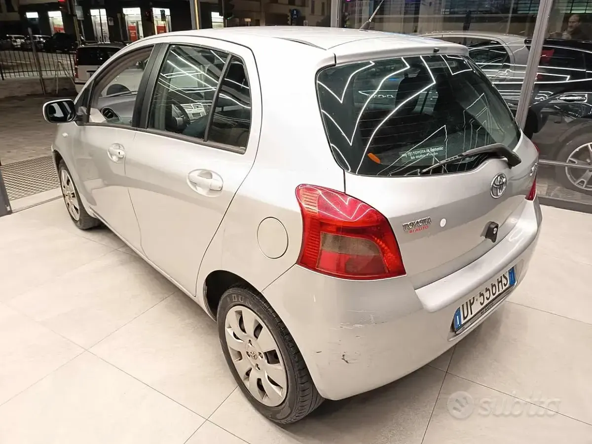 Usata Toyota Yaris 69 CV (50 kW) 2008 Grigio Utilitaria
