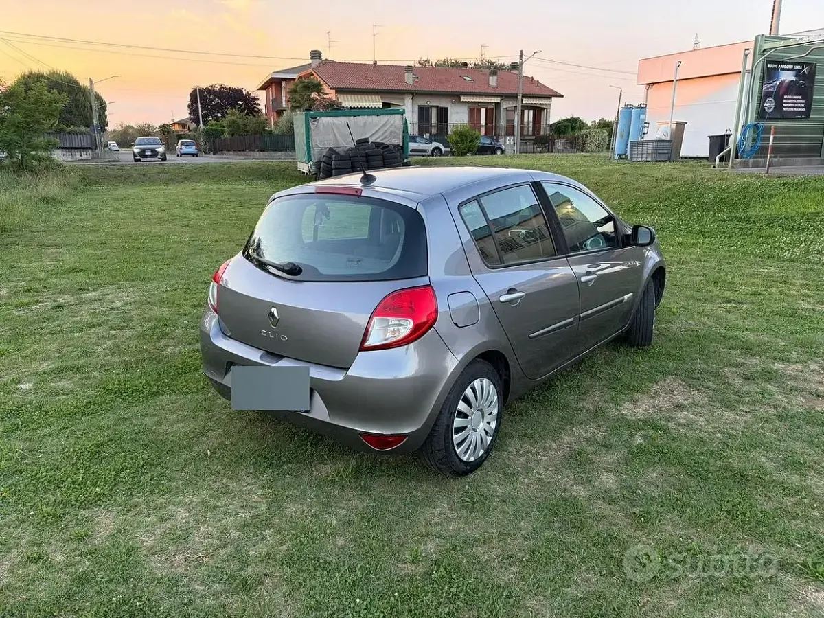Usata Renault Clio II 75 CV (55 kW) 2009 Berlina