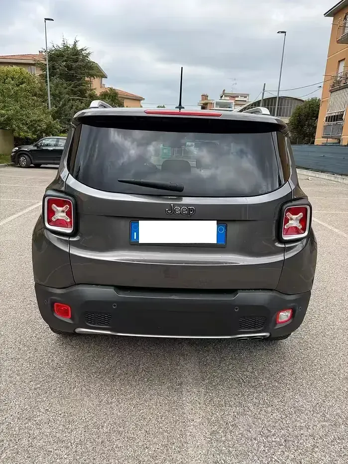Usata Jeep Renegade Limited 140 CV (102 kW) 2016 Grigio SUV