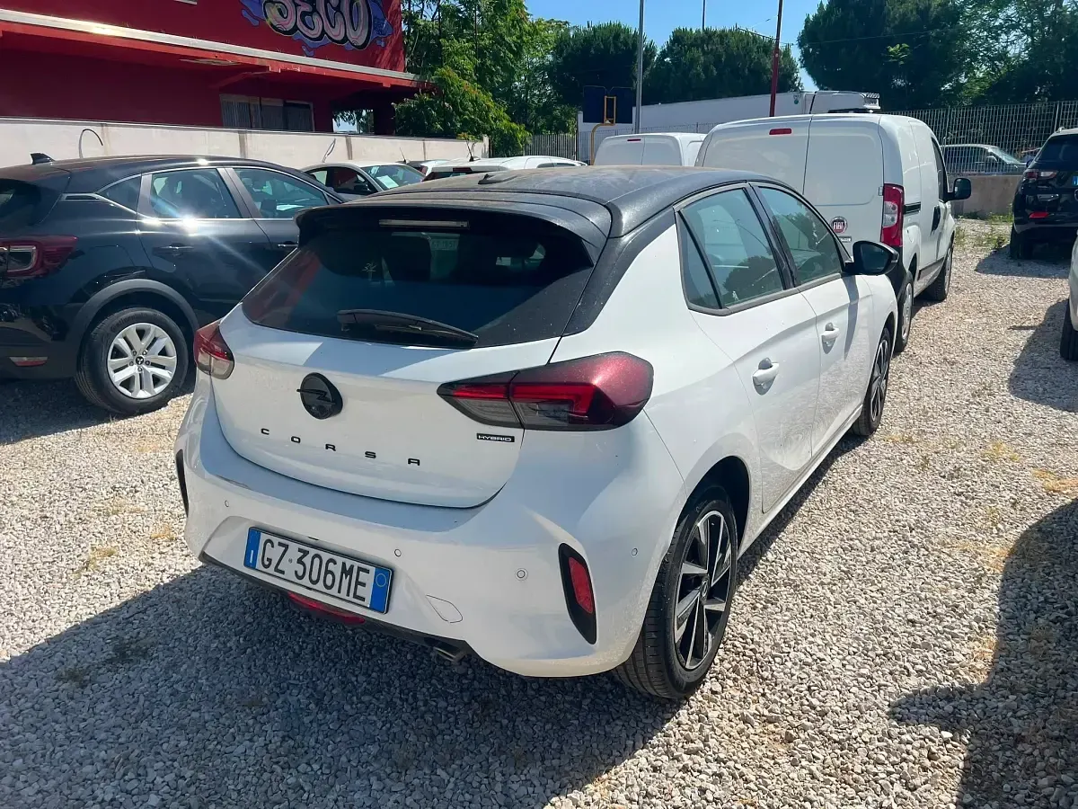 Usata Opel Corsa 100 CV (73 kW) 2025 Arktis white Utilitaria