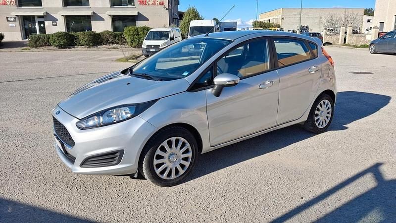 Usata Ford Fiesta 75 CV (55 kW) 2017 Argento Berlina