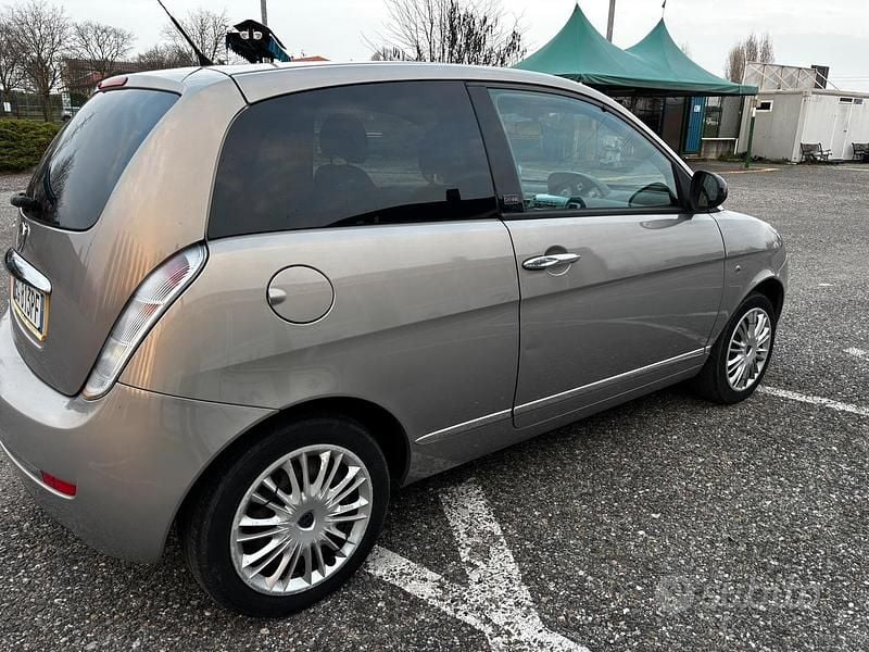 Usata Lancia Ypsilon 69 CV (50 kW) 2011 Marrone Utilitaria