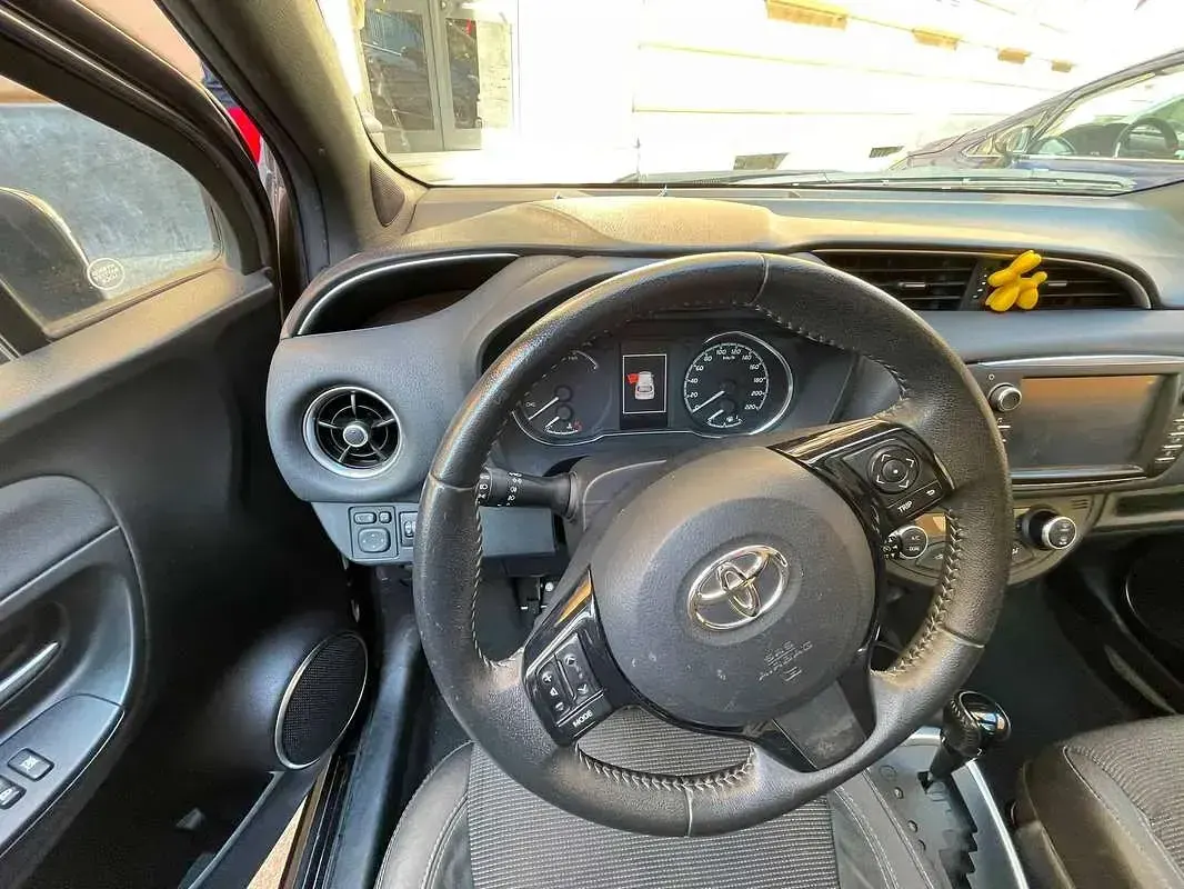 Usata Toyota Yaris Hybrid Style 73 CV (53 kW) 2018 Grigio Berlina