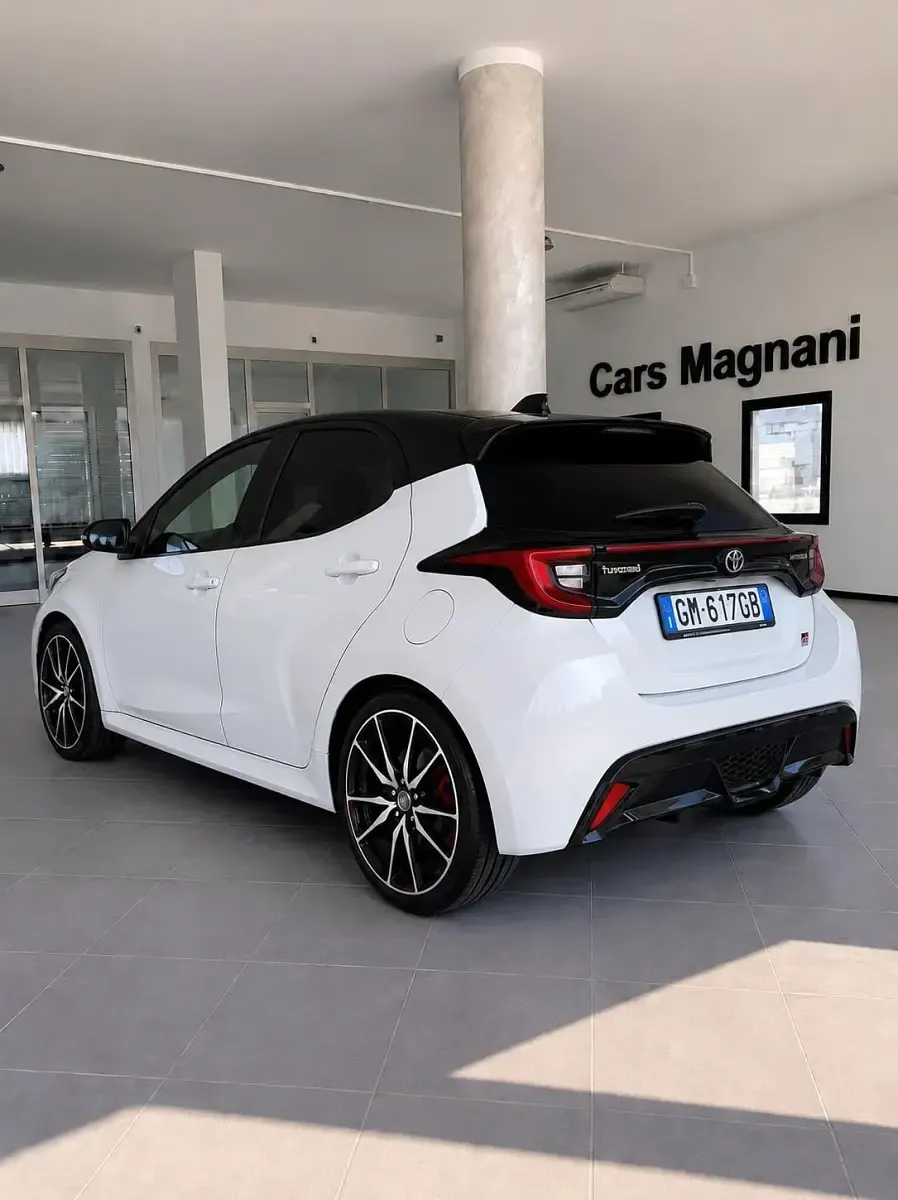 Usata Toyota Yaris Hybrid Sport 92 CV (67 kW) 2023 Bianco Berlina
