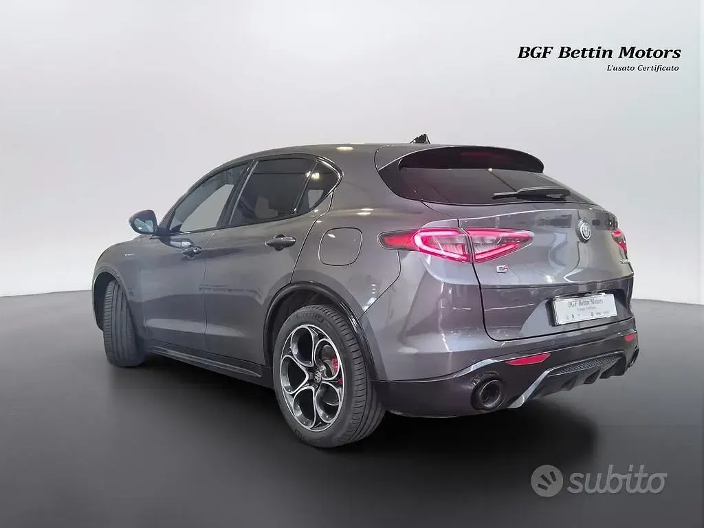 Usata Alfa Romeo Stelvio Veloce 209 CV (153 kW) 2024 Grigio vesuvio SUV