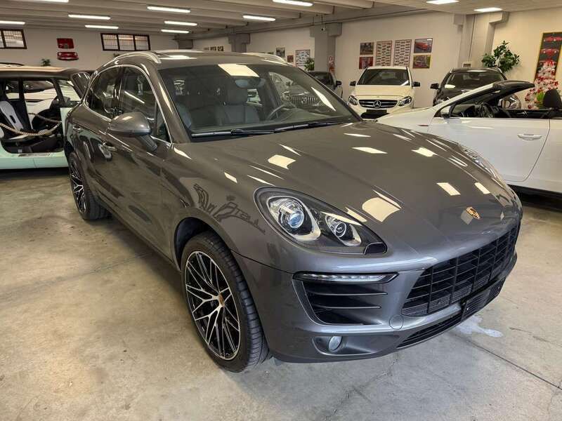 Grigio Usata 2015 Porsche Macan SUV | 35.000 € (Cara) - Immagine 1/4