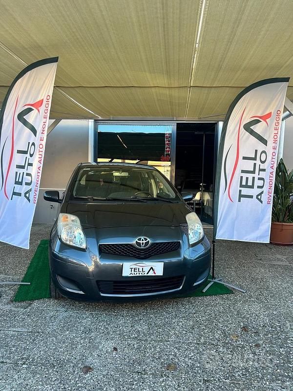 Grigio Usata 2009 Toyota Yaris Tre volumi | 3800 € (Buon prezzo) - Immagine 1/4