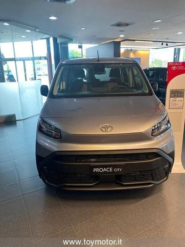 Grigio Nuova 2025 Toyota Proace Verso City Station wagon | 23.300 € (Buon prezzo) - Immagine 1/4