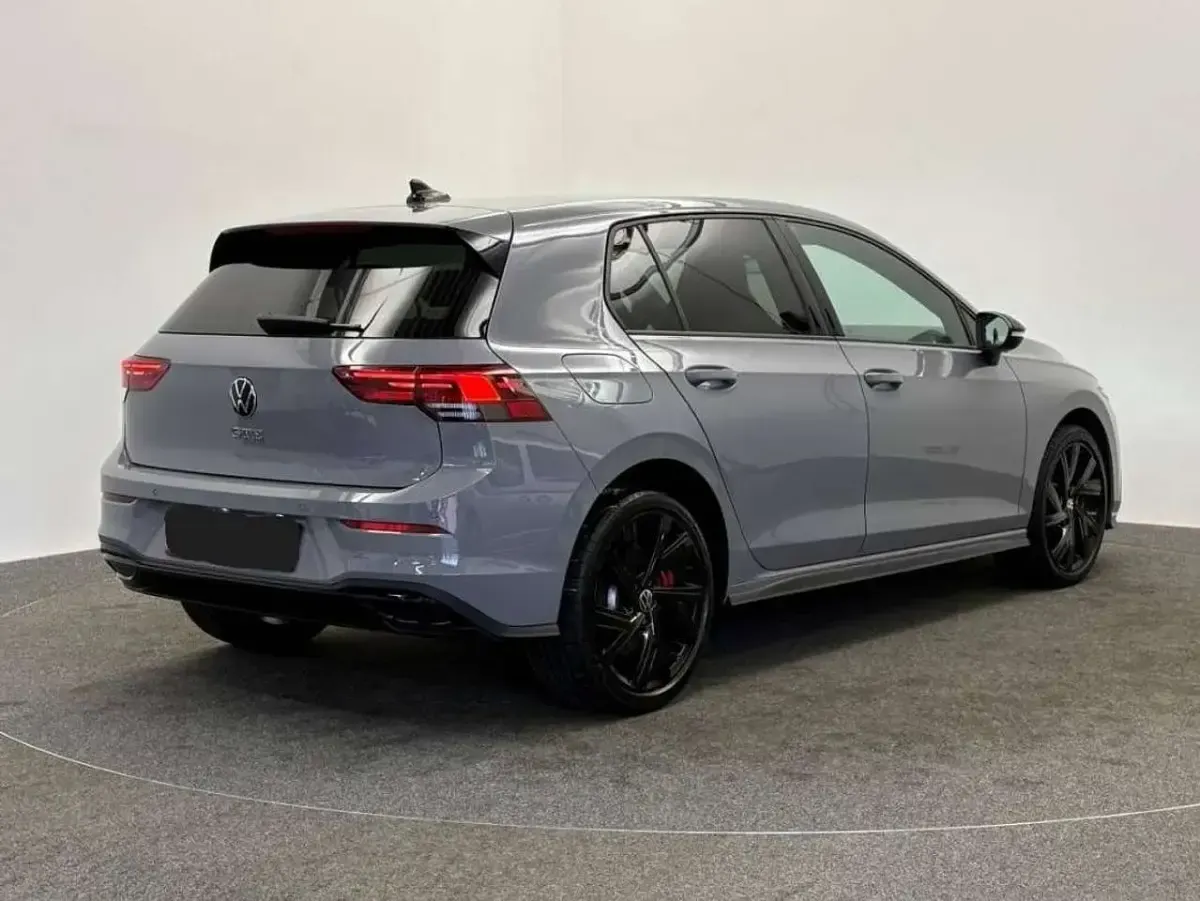 Usata VW Golf VIII GTE 150 CV (110 kW) 2023 Grigio pietra di luna Berlina