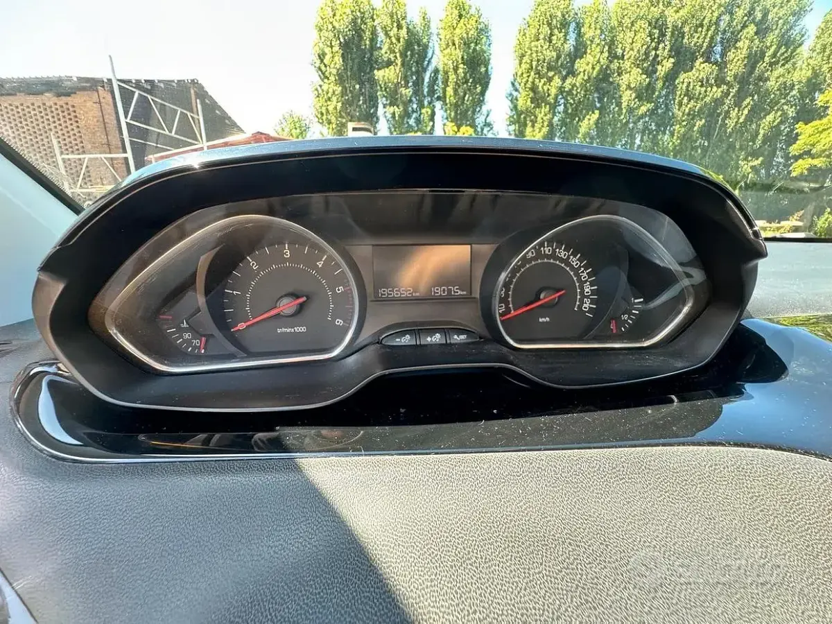 Usata Peugeot 208 Active 68 CV (50 kW) 2012 Oro Utilitaria
