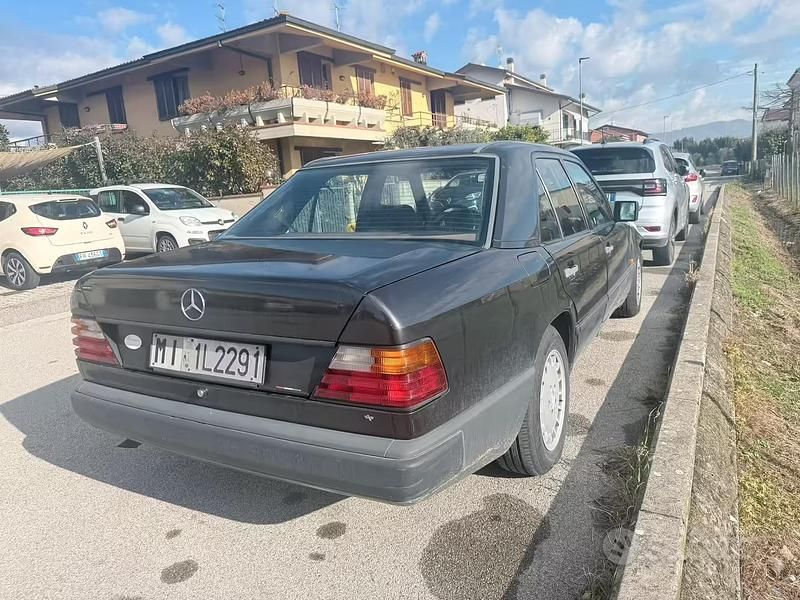 Usata Mercedes 200 122 CV (89 kW) 1989 Grigio Berlina