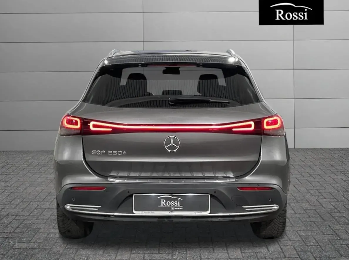 Usata Mercedes EQA250+ 94 kW (129 CV) 2023 Grigio medio metallizzato SUV