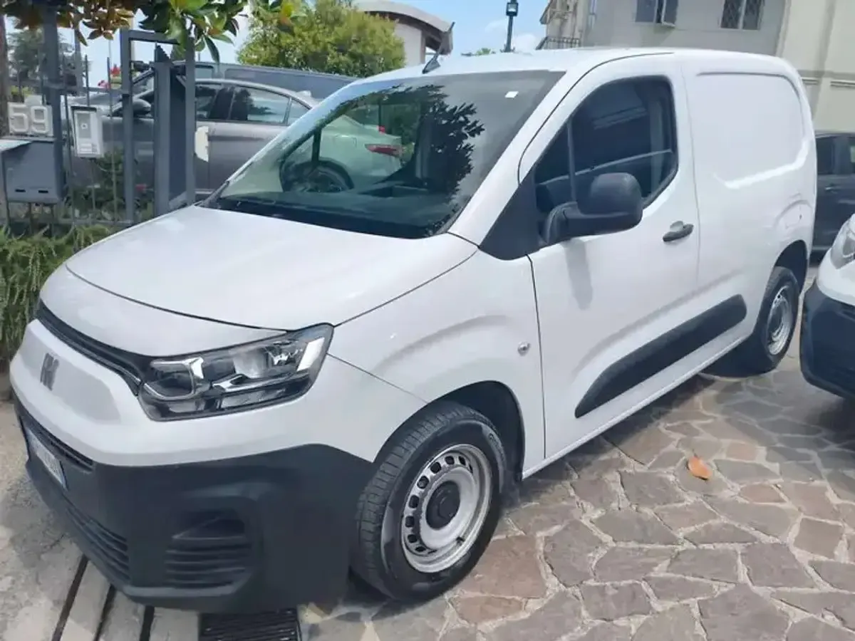 Usata Fiat Doblò 101 CV (74 kW) 2023 Bianco Monovolume