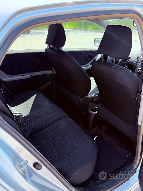 Usata Toyota Yaris 90 CV (66 kW) 2010 Grigio Utilitaria
