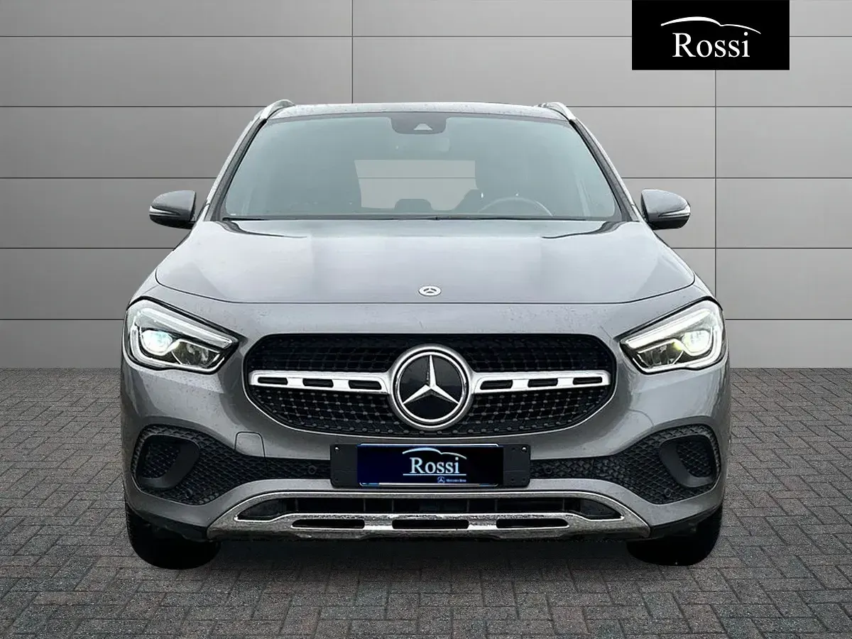Usata Mercedes GLA200 150 CV (110 kW) 2020 Grigio medio metallizzato SUV