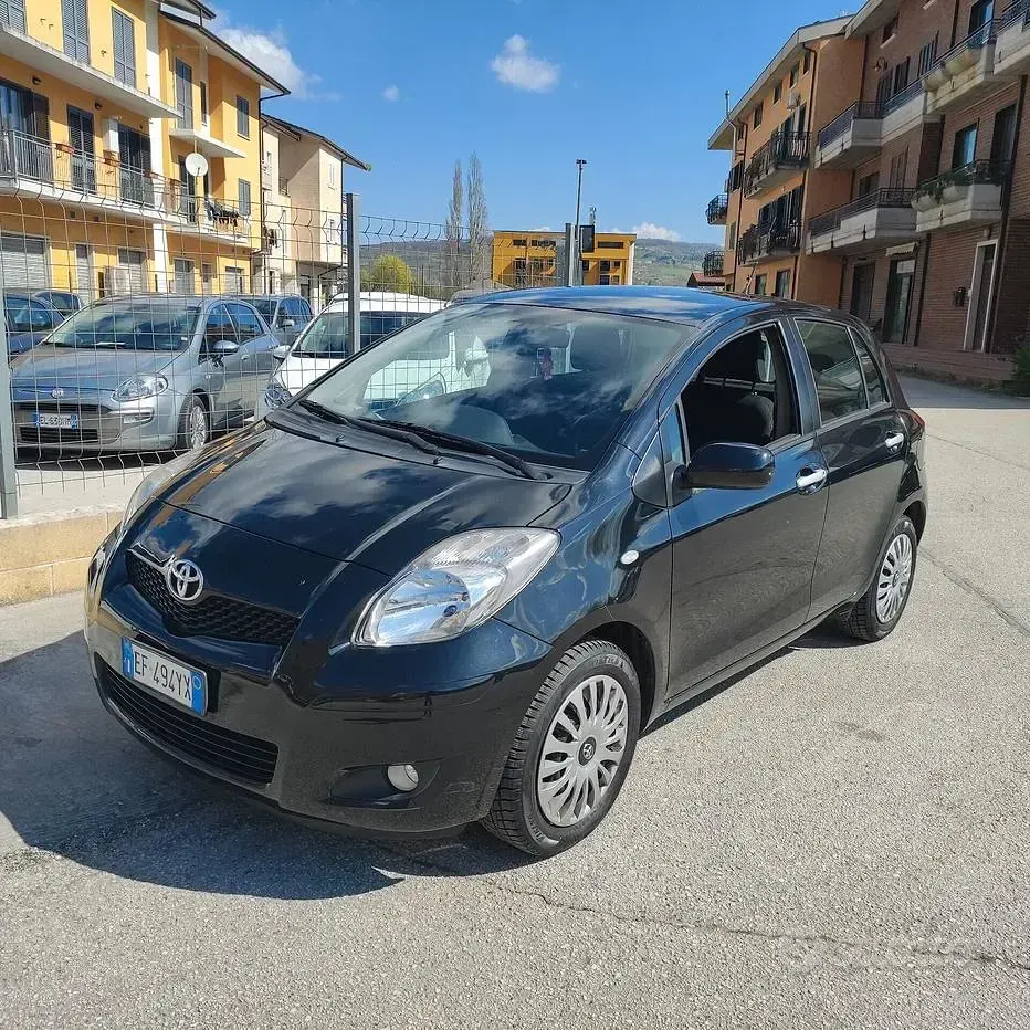 Usata Toyota Yaris Sol 69 CV (50 kW) 2011 Nero Utilitaria