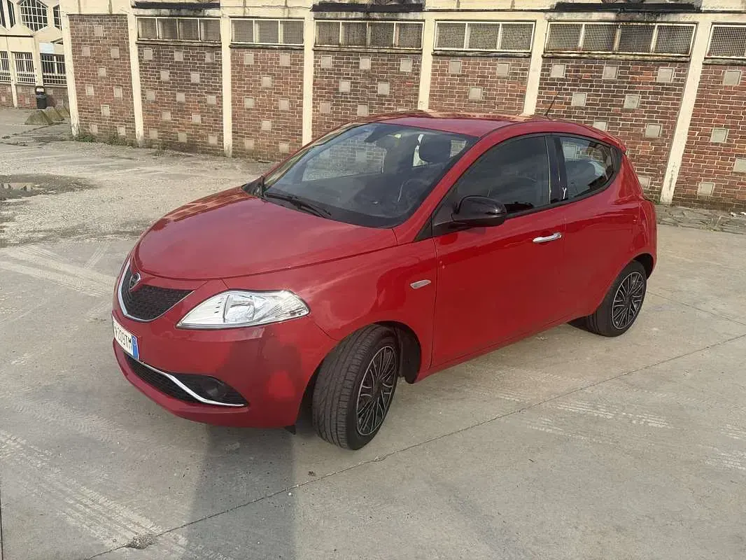 Usata Lancia Ypsilon Gold 69 CV (50 kW) 2018 Rosso Utilitaria