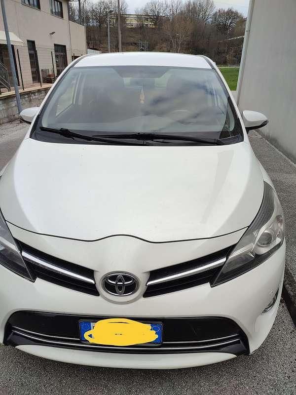 Usata Toyota Verso 111 CV (81 kW) 2016 Bianco Monovolume