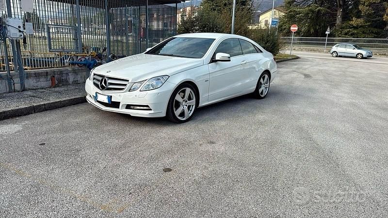 Usata Mercedes E220 Executive 170 CV (125 kW) 2010 Bianco Coupé