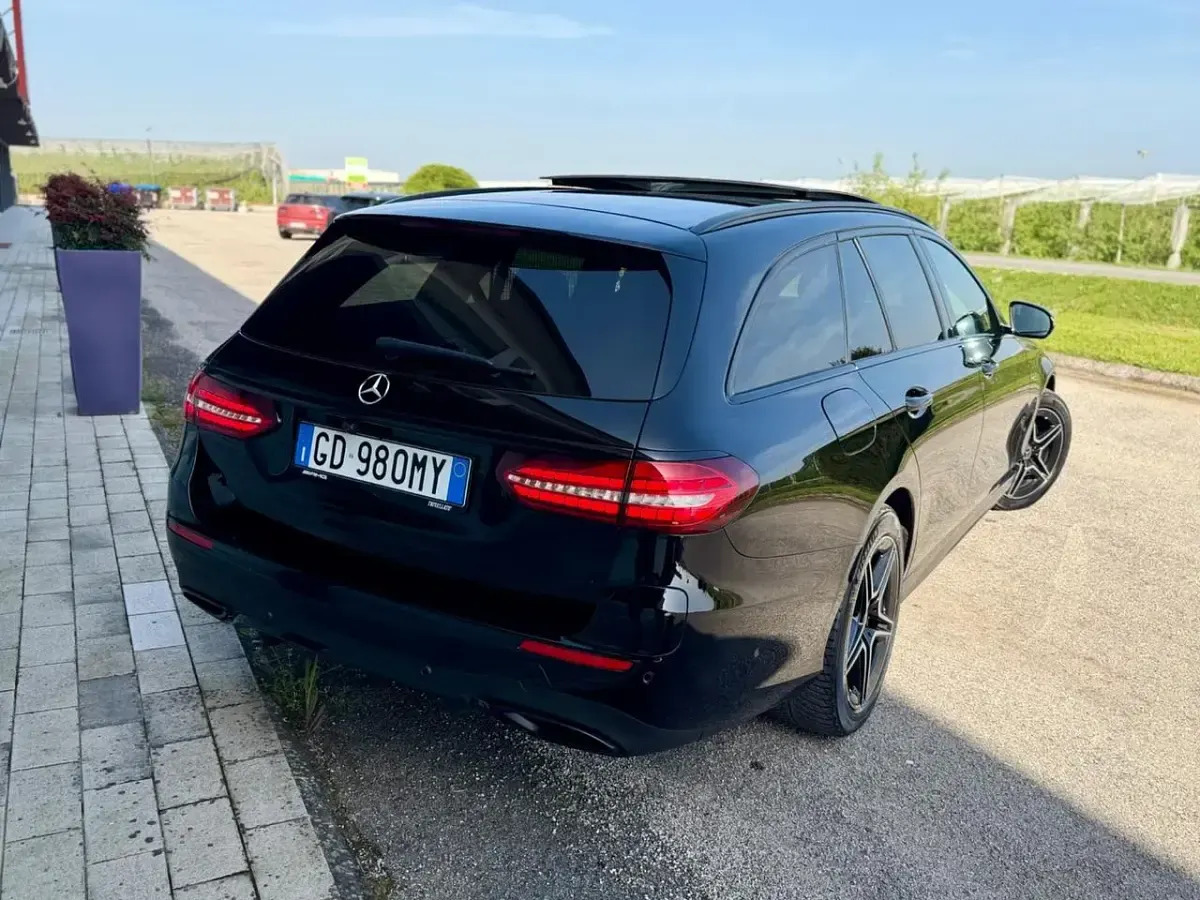 Usata Mercedes E300 Premium Plus 194 CV (142 kW) 2021 Nero Station wagon