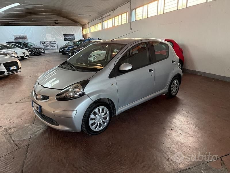 Usata Toyota Aygo 67 CV (49 kW) 2011 Grigio Utilitaria