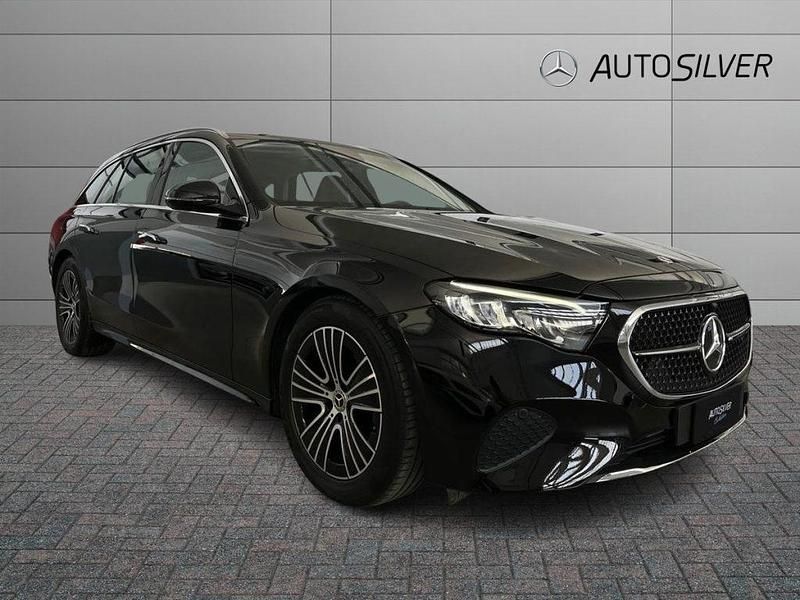 Usata Mercedes E200 Advanced 163 CV (119 kW) 2025 Nero / pastello Berlina