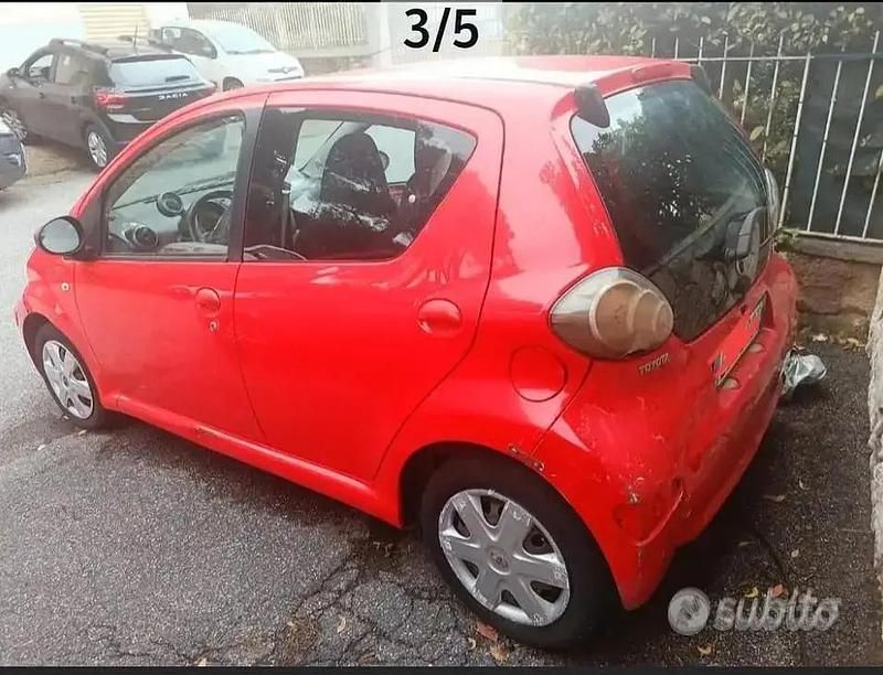 Usata Toyota Aygo Connect Style 68 CV (50 kW) 2011 Rosso Utilitaria