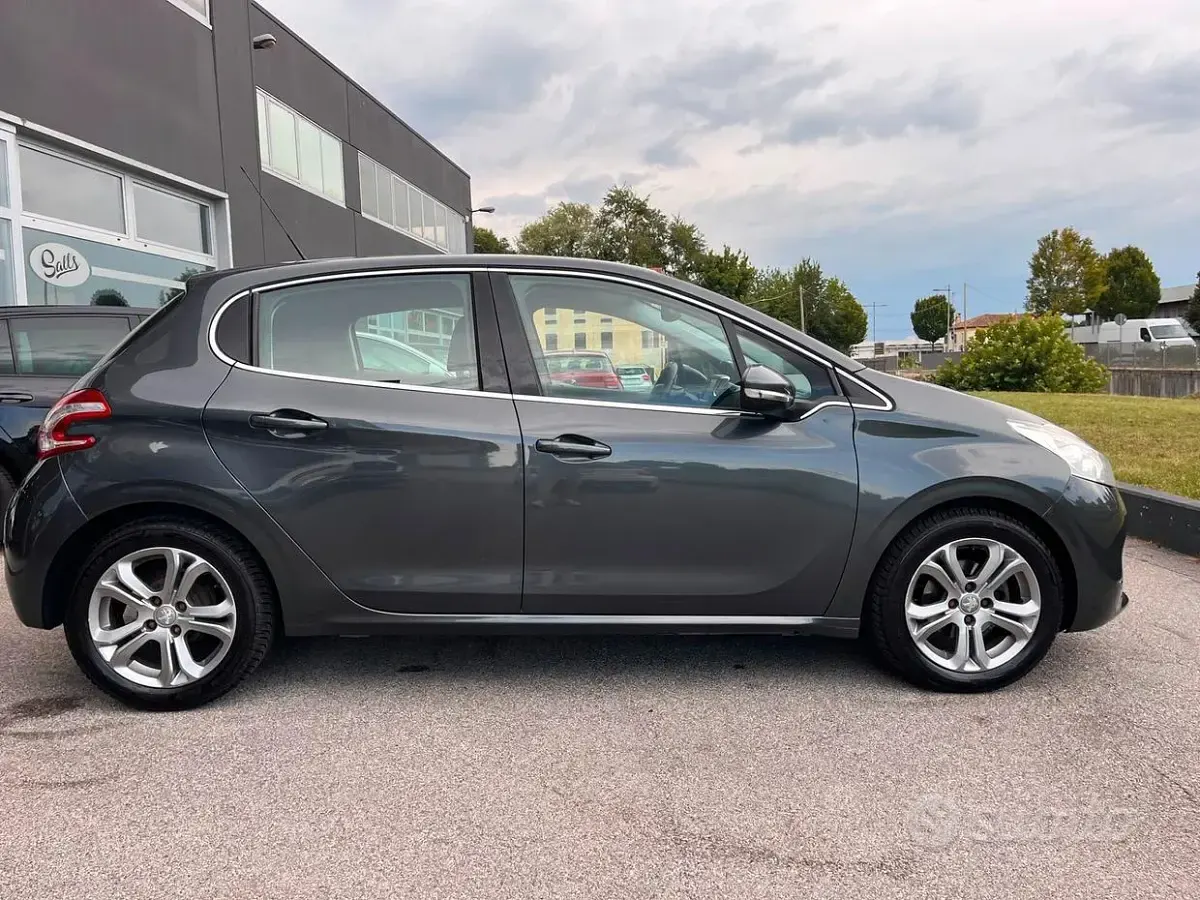 Usata Peugeot 208 82 CV (60 kW) 2015 Grigio Utilitaria