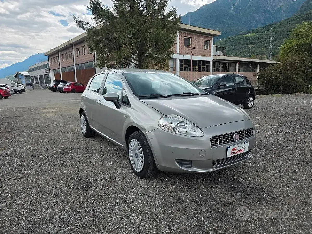 Usata Fiat Grande Punto Dynamic 77 CV (56 kW) 2009 Grigio Utilitaria
