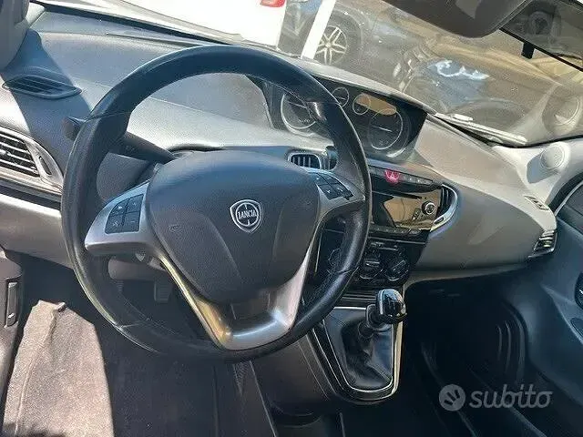Usata Lancia Ypsilon 69 CV (50 kW) 2015 Bianco Utilitaria