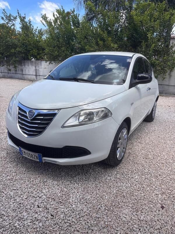 Bianco Usata 2012 Lancia Ypsilon S Due volumi | 5600 € (Buon prezzo) - Immagine 1/4