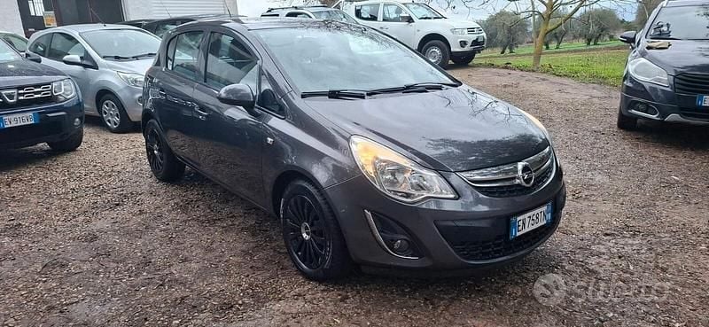 Usata Opel Corsa Edition 75 CV (55 kW) 2013 Grigio Berlina