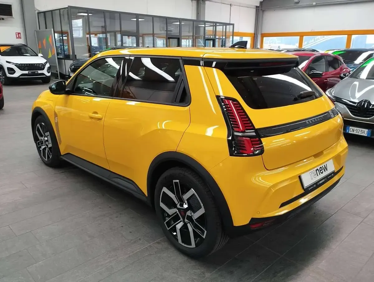 Usata Renault 5 E-Tech Komfort 77 kW (106 CV) 2025 Giallo pop! metallizzato Berlina