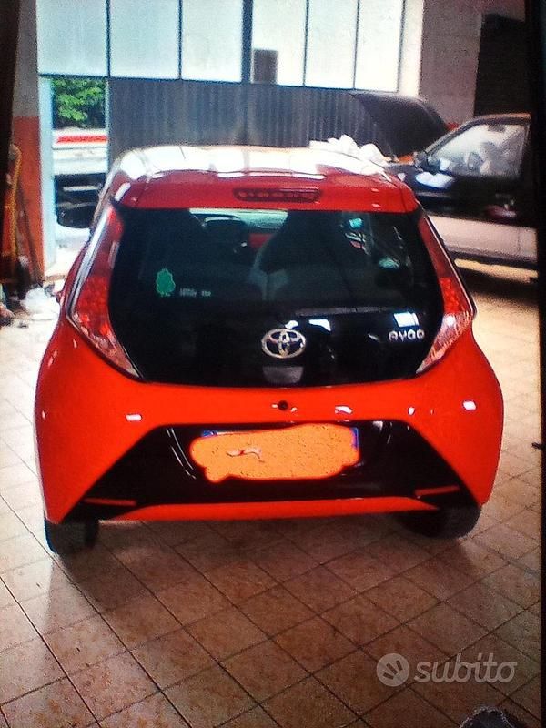 Usata Toyota Aygo 69 CV (50 kW) 2015 Rosso Utilitaria