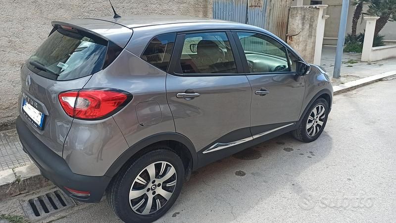 Usata Renault Captur 90 CV (66 kW) 2017 Grigio SUV