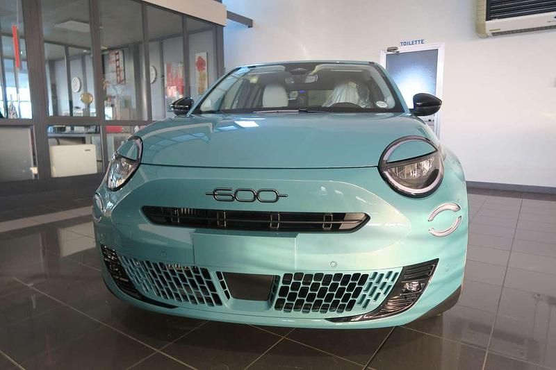 Nuova Fiat 600 La Prima 101 CV (74 kW) 2025 Verde mare SUV