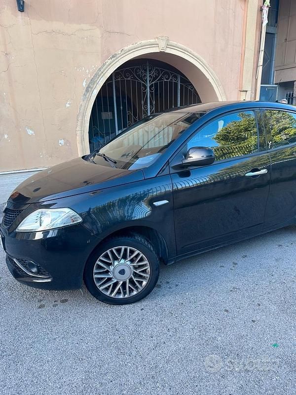 Usata Lancia Ypsilon Gold 69 CV (50 kW) 2015 Nero Utilitaria