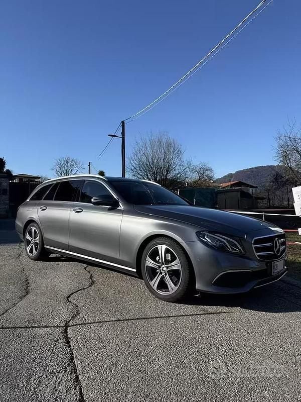 Usado Mercedes E200 160 CV (117 kW) 2020 Gris Familiar