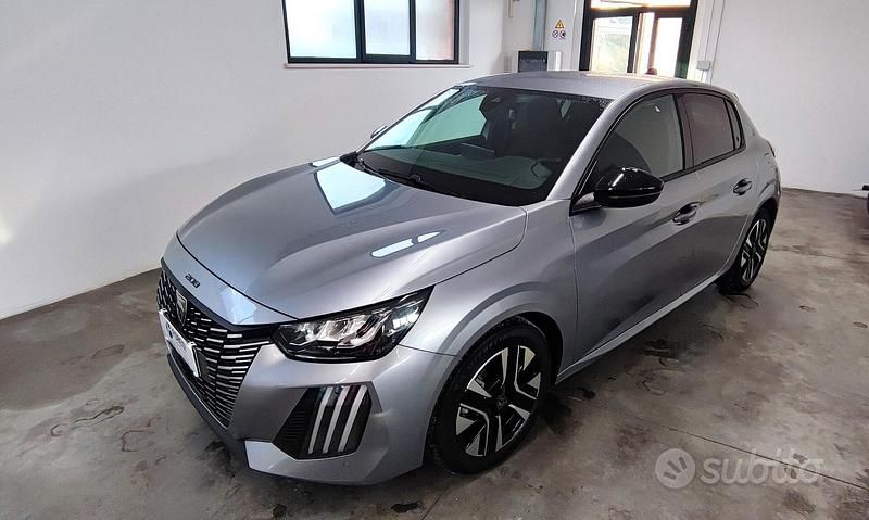 Usata Peugeot 208 Allure 101 CV (74 kW) 2025 Grigio met Utilitaria