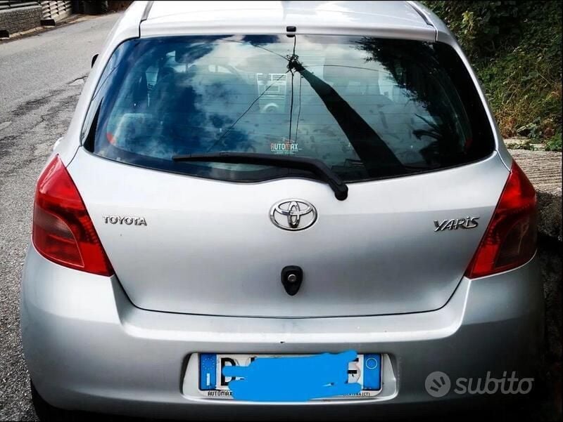 Usata Toyota Yaris 70 CV (51 kW) 2007 Grigio Utilitaria