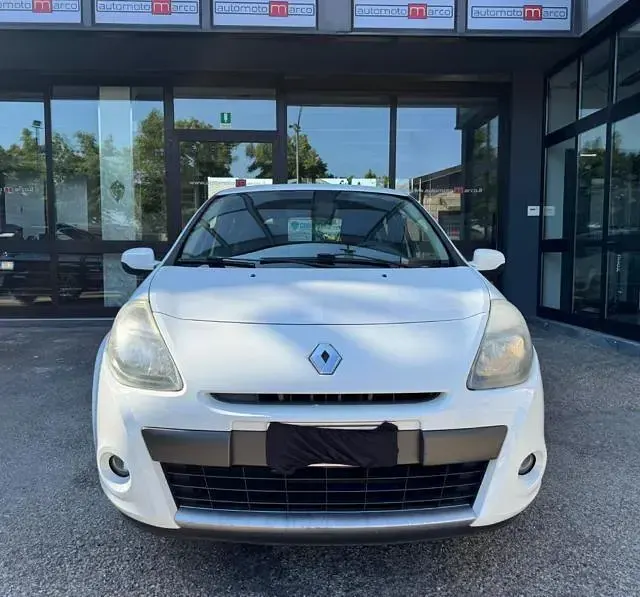 Usata Renault Clio II Dynamique 75 CV (55 kW) 2010 Bianco Utilitaria