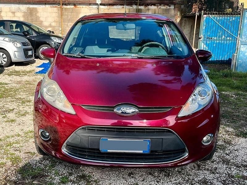 Usata Ford Fiesta Titanium 82 CV (60 kW) 2009 Rosso Utilitaria