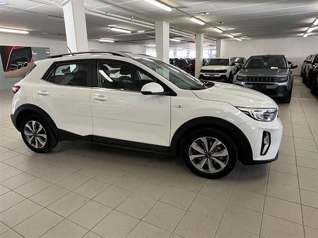 Usata Kia Stonic Style 83 CV (61 kW) 2022 Bianco SUV