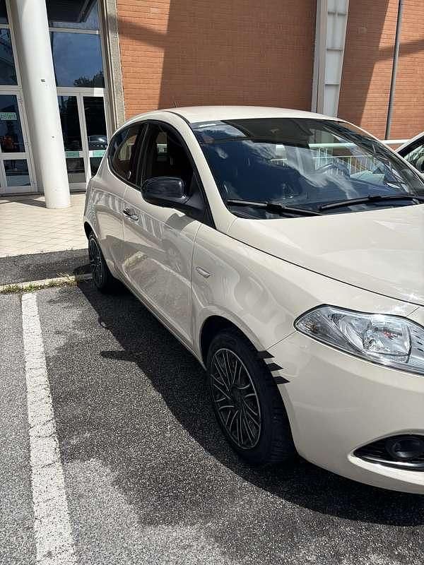 Usata Lancia Ypsilon Gold 69 CV (50 kW) 2018 Utilitaria