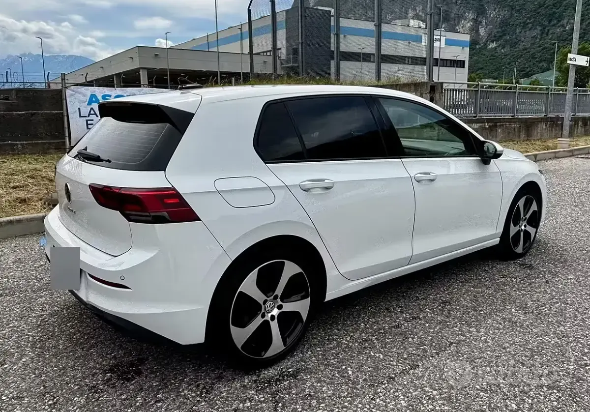 Begagnad VW Golf VIII Life 131 HK (96 kW) 2020 Vit Sedan